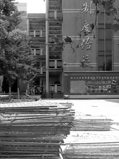 校园里堆放着未用完的护栏。