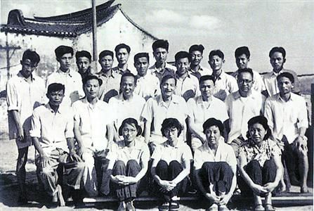 1961年6月27日至7月11日，陈云（第二排左四）在上海青浦县小蒸公社作农村调查时，与公社干部合影。 摘自《陈云画传》