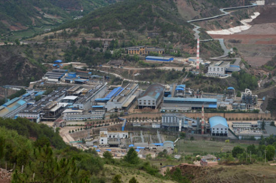 金鼎锌业冶炼厂全景图。该冶炼厂毗邻麦杆甸村和香柏村。摄影：谢玉娟