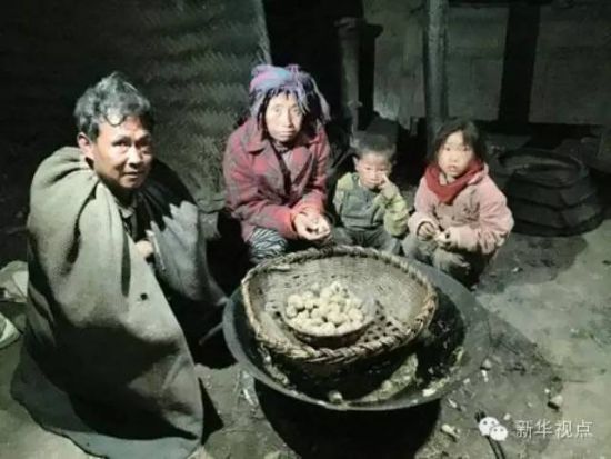 古次作古一家的午餐是一笸箩土豆。