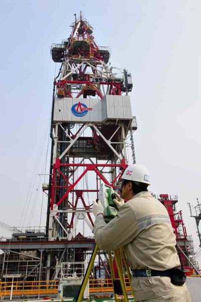 工作人员在平台上测绘定位