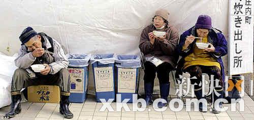 　　■在宫城县南三陆町一个避难所，老人们聚在一起吃饭。
