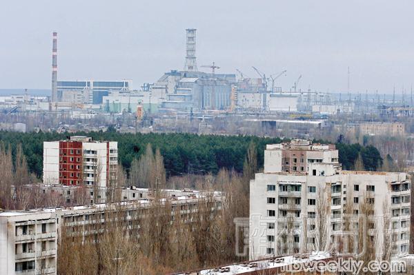 　　切尔诺贝利核电站4号机组和受到当年事故影响而荒废的公寓楼