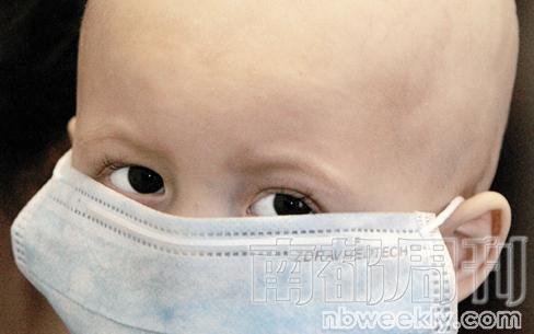 　　2006年4月18日，明斯克儿童血液肿瘤中心里戴着口罩的儿童