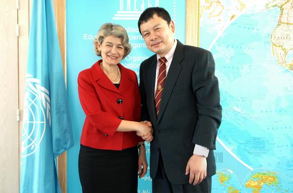 　　教科文组织总干事会见邓伟教授。