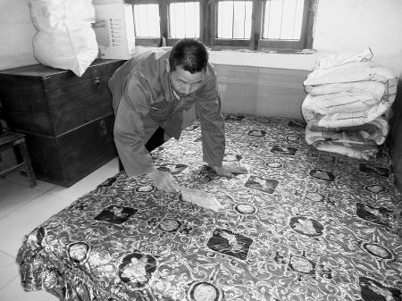 　　想女儿的时候，张平选就在女儿的房间里收拾收拾。