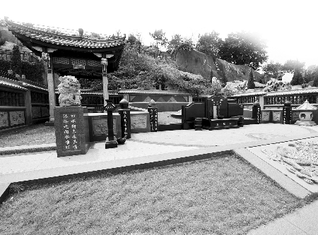 　　位于厦门同安区西柯镇的厦门安乐永久墓园里200多平方米的“天价”墓