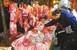 　　执法人员收缴了白色粉末