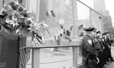 　　5月2日，美国纽约世贸遗址周围的围栏上插满了鲜花和纪念品。