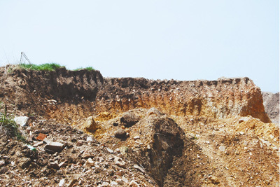 　　大连旅顺口郭家村遗址被挖毁坏现场。 