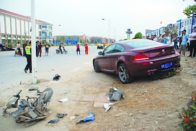 　　事故现场，宝马车将电动车撞得完全散了架。