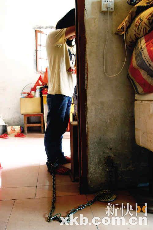 　　■飞飞被母亲用铁锁链锁在家里4个多月。