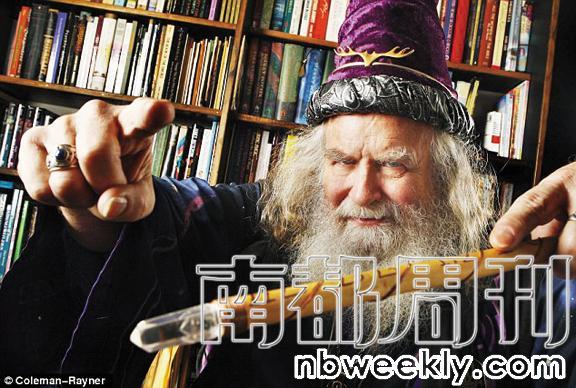 　　格瑞魔法学校校长，现年68岁的奥伯伦。