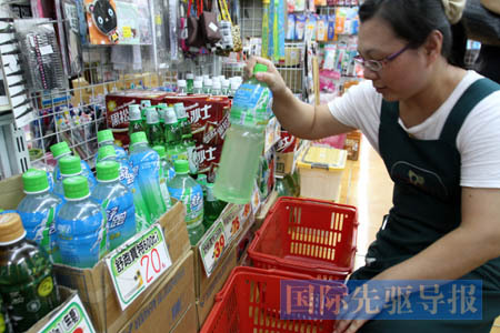 　　5月26日，台湾高雄市一家卖场的工作人员将运动饮料下架。新华社发