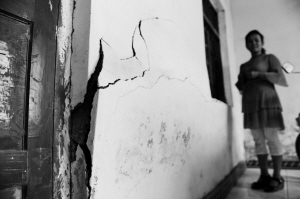 在新疆托克逊县，受地震影响不少房屋出现裂缝