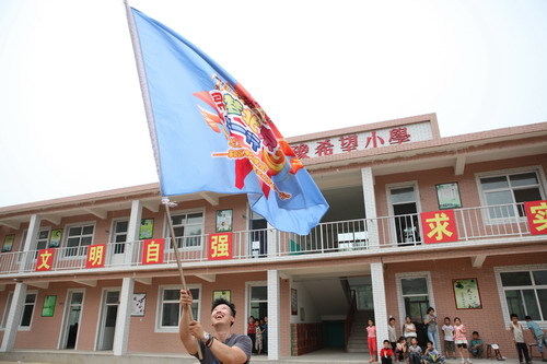 寻梦北京七一行的大旗在马兰小学新教学楼前飘扬