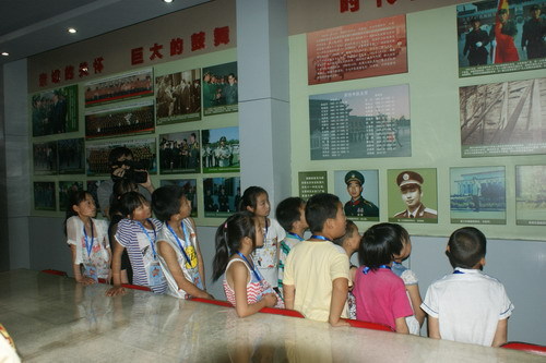 在国旗班听战士讲解荣誉史