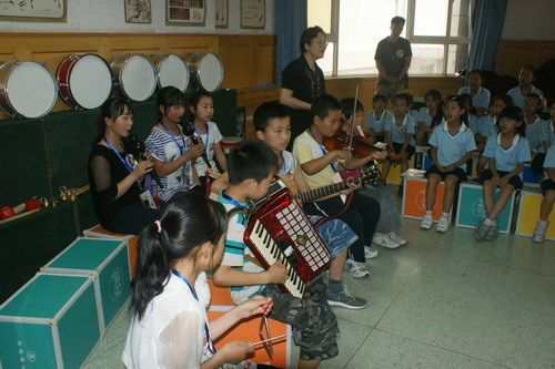 邓老师带领马兰小乐队为学生表演