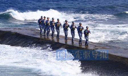 　　在南沙群岛永曙礁上巡逻的中国海军士兵。新华社