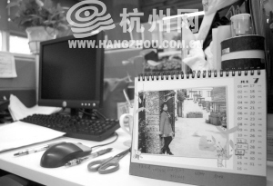 吴菊萍的办公桌，台历上印着她的照片。 摄影 方晟