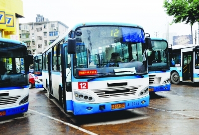 　　老人就是在这辆公交车上突然发病的。