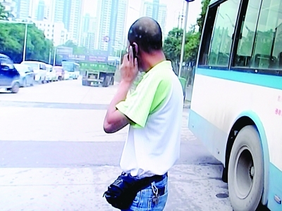 　　随后，司机打电话报警求助。