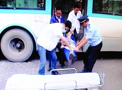 　　医护人员赶到后急忙把老人送往医院。