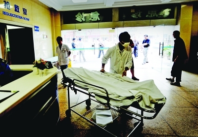 　　最终，老人不幸身亡。谷岳飞 吴胜 摄