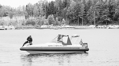 　　7月25日上午，警方仍在于特岛外湖面进行搜救行动。