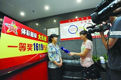 　　体彩中心昨晚不少记者在蹲守。