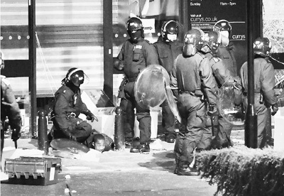 　　8月7日，伦敦警方正在布里克斯顿逮捕一名参与骚乱的年轻人。