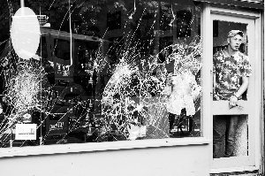 　　8月9日，伦敦西部一条街道的店主开始清理遭暴徒袭击的店面。