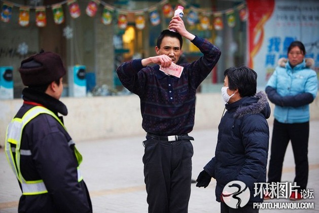 全球最阔绰的撒钱事件_手机新浪网