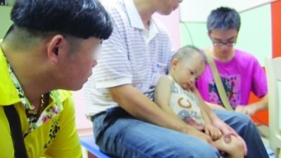 　　藏獒主人(左)陪伤者看病。