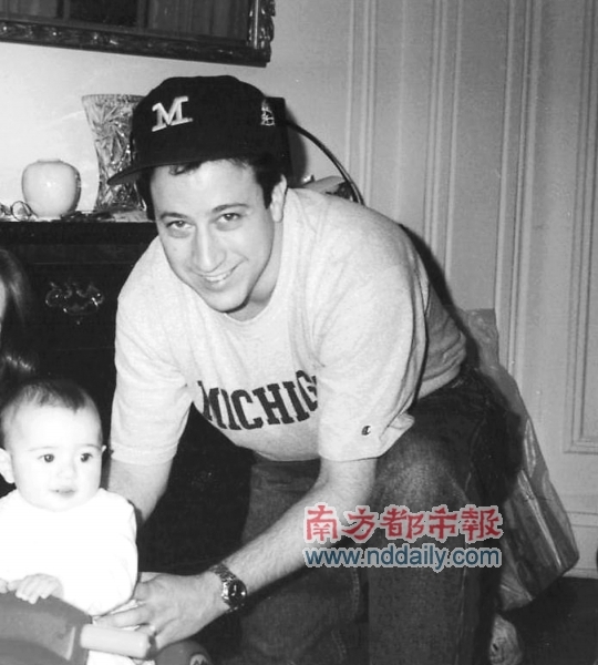 　　9·11遗腹子杰米与继父皮拉的合影。