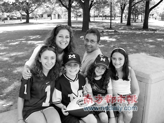 　　杰米(前右二)新家庭的全家福。