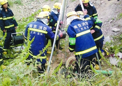 　　消防队员展开救援。
