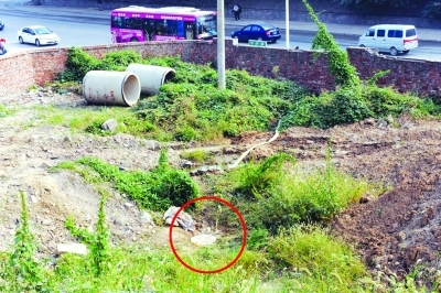 　　夺命窨井瞬间吞噬三个工人生命。