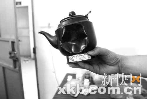 　　■男子用来砸人的水壶凹陷一块。新快报记者 毕志毅/摄