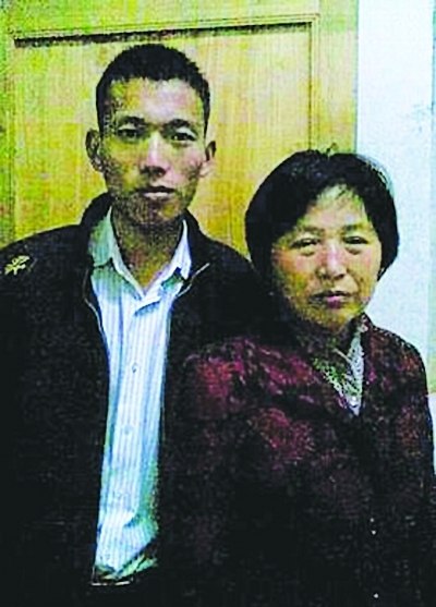 　　母子俩的合影。图片由当事人提供