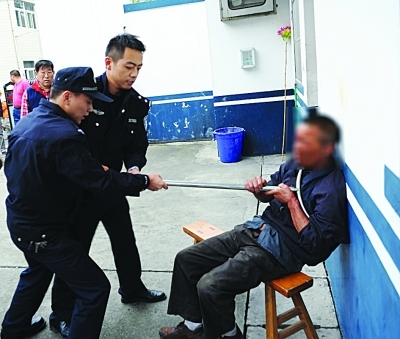 　　民警用非致命性约束钢叉制服醉汉。