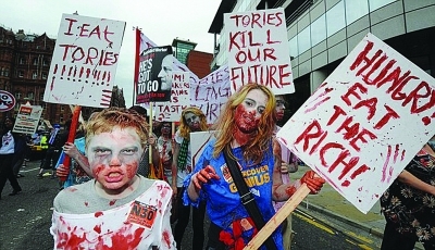 　　英国示威者装扮成僵尸。