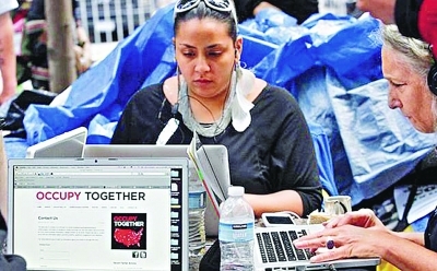 　　一些示威者在祖科蒂公园使用电脑上网。