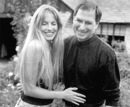 　　乔布斯和他的妻子在一起。