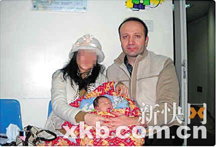 　　■李龙向记者提供的三人合照。