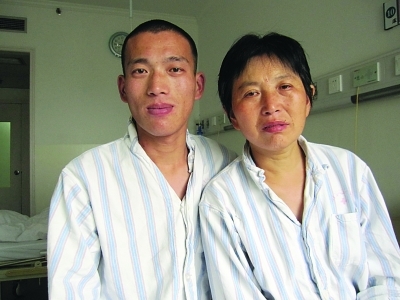 　　(小图)王全挂着吊瓶在手术前看妈妈最后一眼。