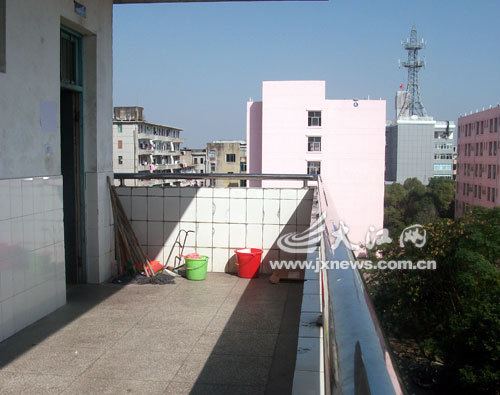 　　就是从这个阳台跳下去的。