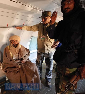 　　11月19日，被捕后的赛义夫在津坦一架飞机上面对镜头。路透社