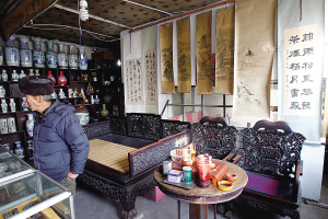 　　乌拉街上一私人古玩店有不少满族物件