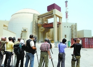 　　多国记者在伊朗布什尔核电站反应堆外拍照。